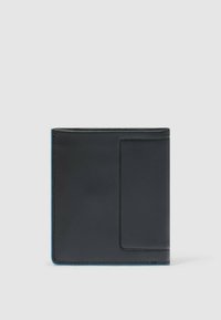 Schwarzes Lederportemonnaie mit glatter Textur, bi-fold Design und einem prominenten Kartenfach. Akzente mit blauer Naht entlang des Randes.