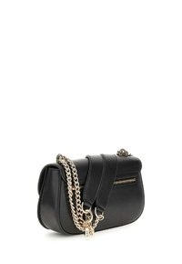 Borsa a tracolla in pelle nera con catena dorata, scomparto con zip e chiusura a pattina frontale. Presenta una texture liscia e una forma arrotondata.