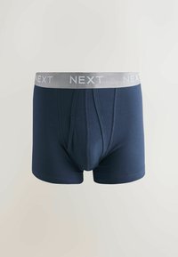 Boxer Shorts blu navy realizzati in morbido cotone, con una fascia elastica grigia con la scritta “NEXT” in bianco e un sacchetto frontale.