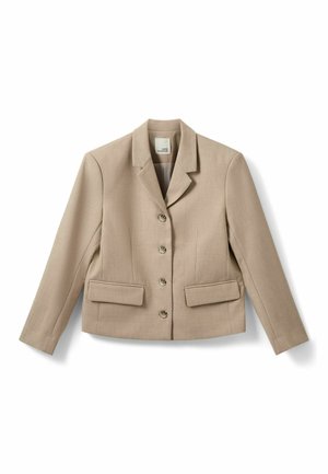 Beige skræddersyet blazer med indhakklap, fire knapper foran, lange ærmer og to forlommer med klap, lagt fladt på en hvid baggrund.