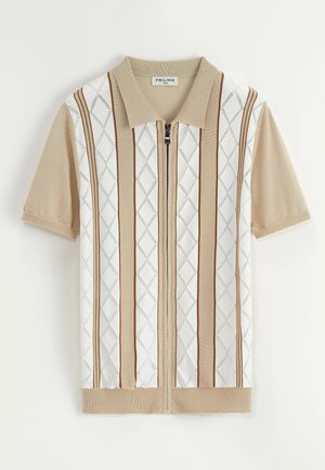 Polo shirt beige à manches courtes avec fermeture éclair, orné de motifs en losange blancs et de rayures horizontales marron. Tissu tricoté texturé.