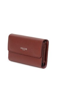 Czerwony portfel ze skóry o teksturowanym wykończeniu, z zapięciem na zatrzask i wytłoczonym logo na przodzie, kompaktowy design z wieloma przegrodami.