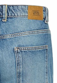 Lynjeans i lyseblå med en struktureret overflade. Har en tan læderlabel med "camel active" branding og standard design på baglommen.