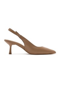 Zapato de tacón estilo slingback de cuero marrón con puntera puntiaguda y tacón kitten de altura media contra un fondo blanco.