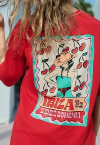 Next REGULAR FIT - FUN GRAPHIC TRIM DETAIL SHORT SLEEVE CREW NECK  - Triko s potiskem - red ibiza cherry