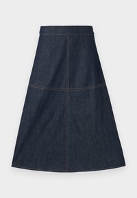 Σκούρα μπλε φούστα από τζιν σε σχήμα Α, με ορατές πορτοκαλί ραφές και εφαρμοστή μέση, παρουσιάζεται σε λευκό φόντο.