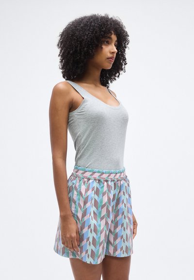 Γκρι αμάνικο τοπ συνδυασμένο με φούστα με γεωμετρικά σχέδια σε μπλε, ροζ, πράσινο και κόκκινο. Η φούστα έχει ελαστική μέση.