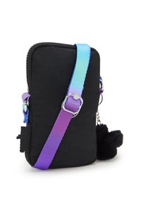 Borsa a tracolla nera in tessuto con una tracolla gradiente viola e blu, hardware in argento e un charm pom-pom nero attaccato. Chiusura con zip.