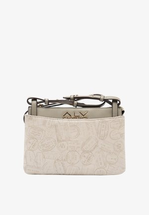 Borsa a tracolla color cuoio con motivi in rilievo a tema viaggio, dettagli con logo dorato e tracolla rimovibile. Texture liscia con forma strutturata.