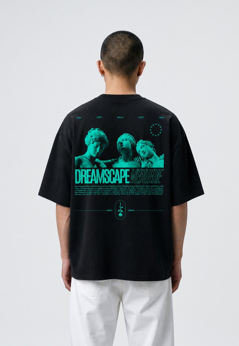 Άτομο με κοντά μαλλιά φοράει μαύρο oversized t-shirt με τιρκουάζ κλασικά αγάλματα και το κείμενο "DREAMSCAPE VERITERE" στην πλάτη.