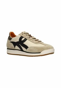 Beige leren en suède sneaker met zwarte zigzagaccenten, ronde neus, verhoogde rubberen zool en vetersluiting aan de voorkant. Kopertint interieurvoering.