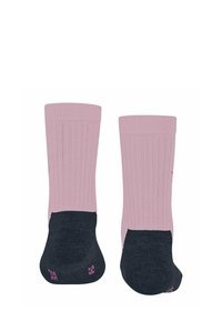 Rosa gerippte Socken mit dunkelgrauen verstärkten Fersen- und Zehenbereichen. Sie verfügen über eine glatte Textur und einen elastischen Bund für einen sicheren Sitz.