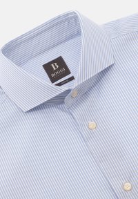 Úzká košile v světle modré barvě s bílými vertikálními pruhy. Má klasický límeček a bílé knoflíky. Na štítku je nápis "BOGGI MILANO."