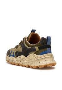 Tenisky s horní částí v zelené a hnědé barvě, skvrnitou béžovou mezipodešví, modrými akcenty, texturovanými materiály a s poutkem na patě.