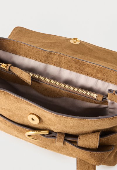 Ταμπά σουέντ τσάντα χειρός με χρυσό κούμπωμα και φερμουάρ, ανοιχτή για να δείξει την επένδυση από γκρι ύφασμα και πολλές θήκες.