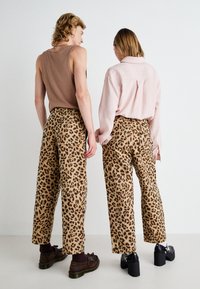 Sister Jane CAMERON LEOPARD TROUSERS UNISEX - Hlače - brown