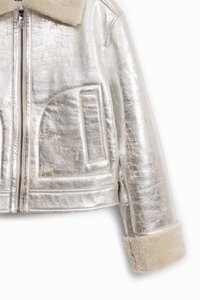 Sølvmetallic cropped jakke med frontlynlås, shearlingkrave og tekstureret mønster; har sidelommer og strukturerede ærmer.