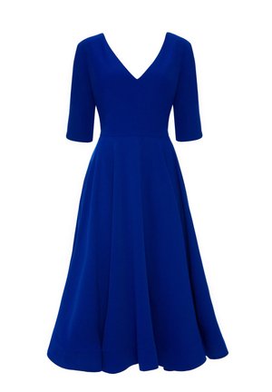 Niebieska sukienka z dekoltem w szpic, z rękawami 3/4 i rozkloszowanym dołem. Wykonana z gładkiego materiału, z prostym, dopasowanym krojem góry.