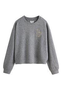 Sivý pletený krátky sveter s dlhým rukávom, rebrovanými lemami a malým béžovým logom "b" na ľavej strane hrudníka.