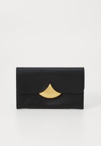 Portafoglio in pelle nera con un accentuazione curva in oro sulla pattina. Texture liscia, forma rettangolare, presenta cuciture e una chiusura solida.