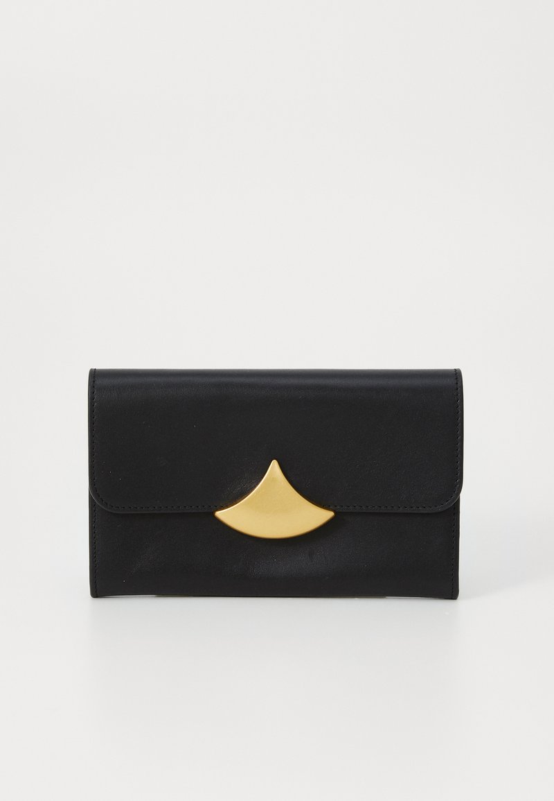 Portafoglio in pelle nera con un accentuazione curva in oro sulla pattina. Texture liscia, forma rettangolare, presenta cuciture e una chiusura solida.