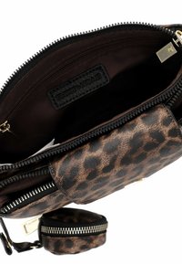 Borsa a mano con stampa leopardata in marrone, dotata di chiusura zip, hardware dorato e un piccolo pochette abbinato attaccato da una tracolla. Texture liscia.