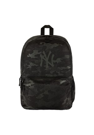 Zaino con motivo mimetico nero e grigio, con tasca frontale con cerniera e logo scuro dei New York Yankees nella parte superiore.