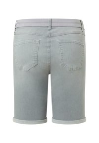 Sivé denim kraťasy s ohrnutými lemami, majúce dve zadné vrecká a hladký pás. Tkanina má jemnú textúru a minimálne detaily.