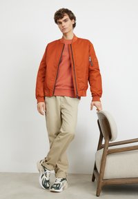 Calvin Klein HERO  - Bomberjacks - terracotta rust