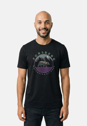 Lächelnder glatzköpfiger Mann trägt ein schwarzes T-Shirt mit einem geometrischen Bär- und Berg-Design und dem Text "Forsberg Workwear & Outdoor".
