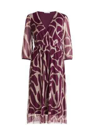 Drapiertes Kleid in tiefem Pflaumenfarbton mit einem hellbeigen Giraffenmuster. Verfügt über einen V-Ausschnitt, dreiviertellange durchsichtige Ärmel und einen elastischen Bund.