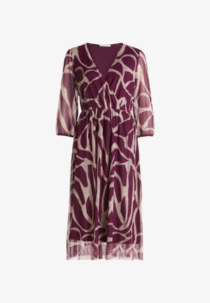 Draperet kjole i dyb plomme med et lysebeige giraffemønster. Har V-udskæring, trekvart gennemsigtige ærmer og elastisk talje.