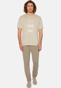 Boggi Milano PERFORMANCE - Triko s potiskem - beige