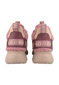 Ružičaste tenisice podstavljene krznom s glatkim kremastim gornjim dijelom i ljubičastim detaljima. Sadrže brendiranje na petnim peteljkama i teksturiranu gumenu đon.