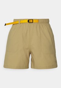 Beige shorts dengan pinggang elastis, ikat pinggang kuning yang dapat disesuaikan, dan dua kantong depan. Tekstur halus, desain santai cocok untuk digunakan di luar ruangan.