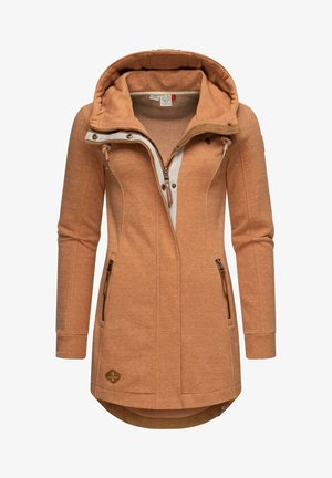 Chaqueta con capucha de color beige con cierre de cremallera frontal, dos bolsillos laterales y parte trasera más larga. Cuenta con cordón ajustable en la capucha y un forro interior de tela en contraste.