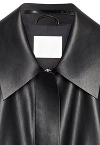 Veste en cuir synthétique noire avec un large col pointu, fermeture éclair dissimulée à l'avant et boucle de suspension intérieure.