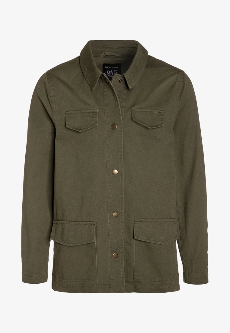 Chaqueta de algodón verde oliva con cierre de botones en la parte delantera, dos bolsillos en el pecho y dos bolsillos inferiores. Cuenta con un cuello clásico y detalles en metal.