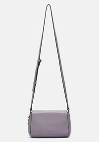 Borsa a tracolla in pelle viola con tracolla nera regolabile, forma rettangolare, design minimalista e marchio in rilievo sul davanti.