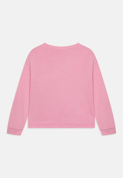 Rosa sweatshirt med lange ermer, rund hals og ribbestrikkede mansjetter. Materialet virker mykt med en jevn tekstur og en avslappet passform.