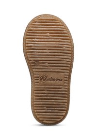 Suola di scarpa in gomma marrone con scanalature testurizzate, caratterizzata da una forma arrotondata e il logo "Naturino" impresso vicino al centro.