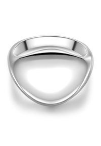 Izpolēts sudraba gredzens ar gludu, izliekta un noapaļota dizaina; augšējā malā ir smalka viļņu detaļa.