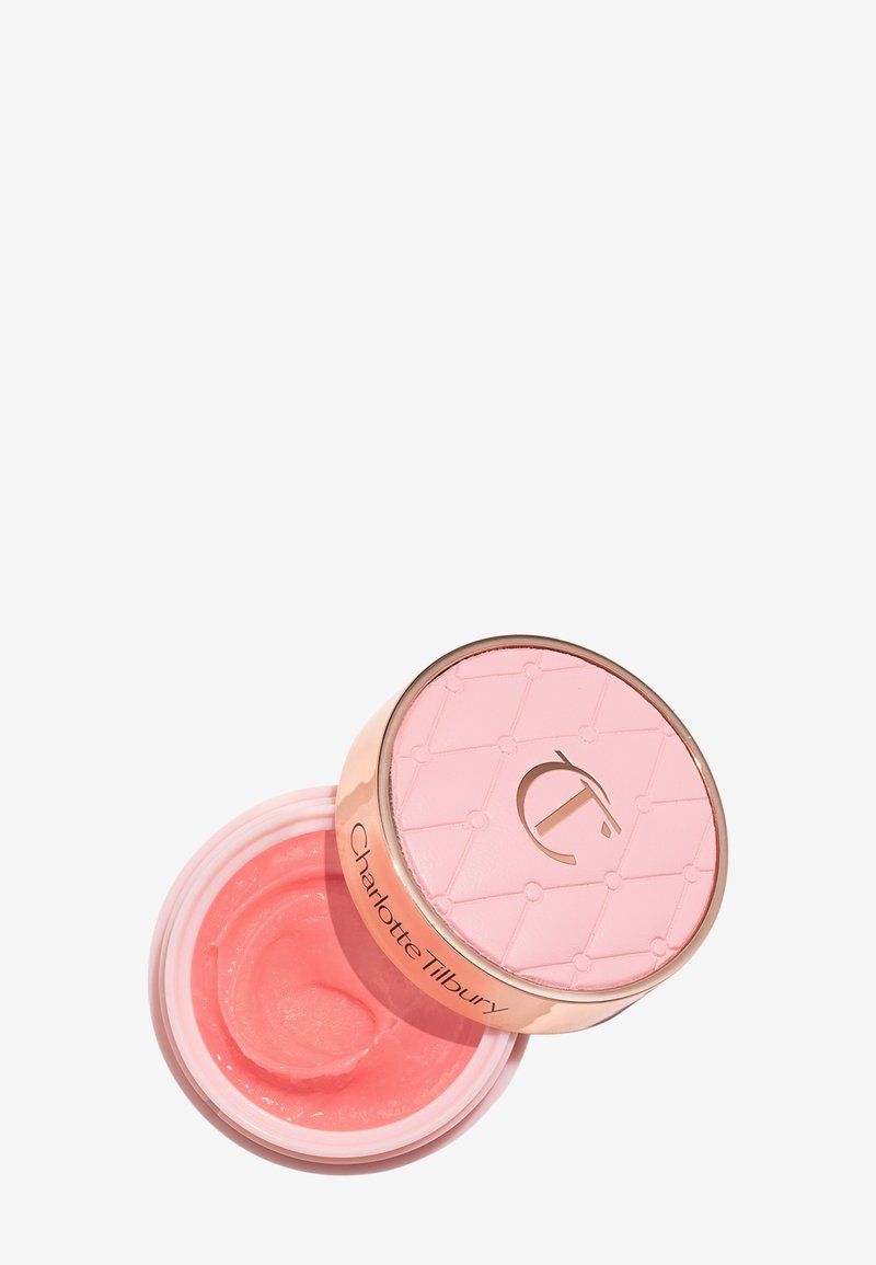 Pink Kosmetikbalsam in einem klaren Glasbehälter mit einem strukturierten Blush-Deckel, der mit einem Logo geprägt ist. Glatte, glänzende Textur ist sichtbar.