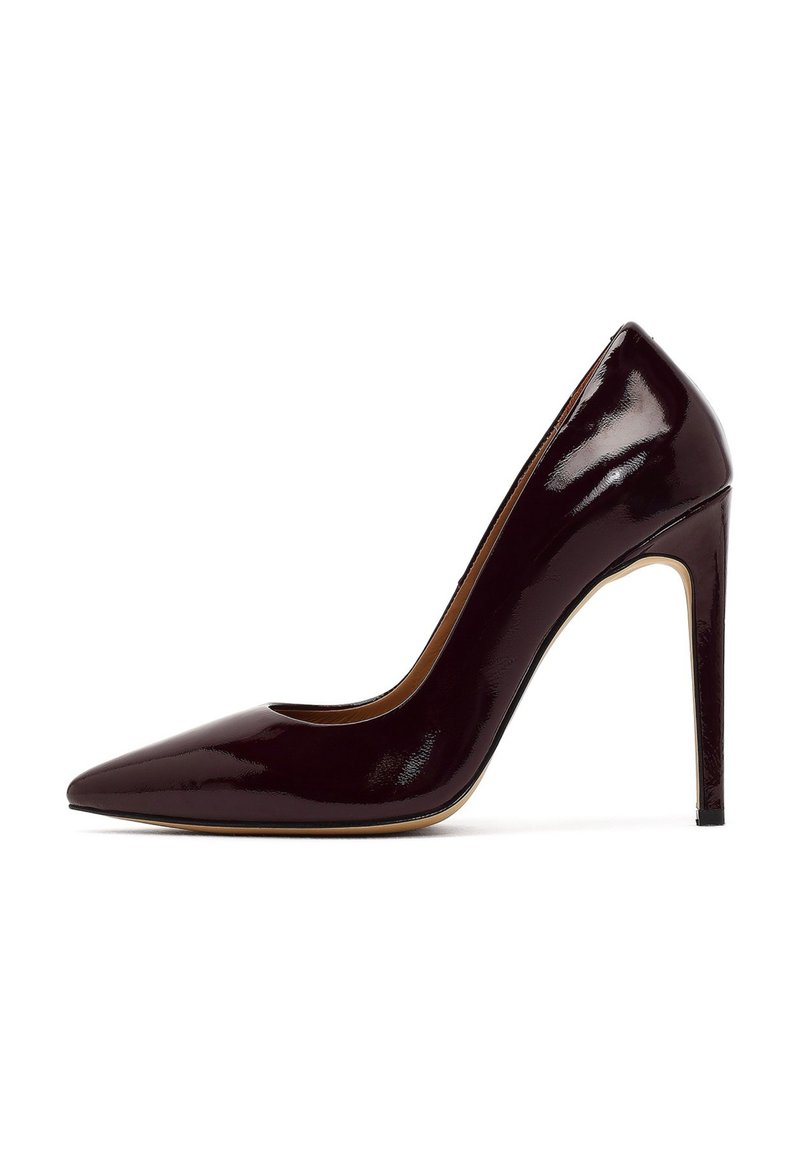 Bordowa lakierowana szpilka z ostrym noskiem, smukłym obcasem w kształcie stiletto i gładką teksturą. Minimalistyczny design, brak widocznych elementów metalowych.