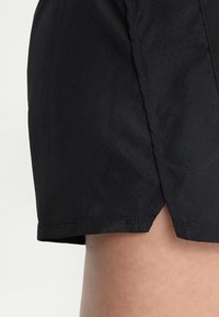 Nike Performance Pantalón corto de deporte - black