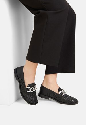 Czarne mokasyny z plecionym wzorem i metalicznym łańcuszkiem. Płaska podeszwa i gładkie wykończenie, idealne na co dzień i na półformalne okazje.