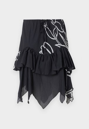 Falda asimétrica negra con estampado floral abstracto blanco, detalle fruncido en la cintura y bajo de pañuelo.