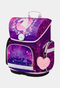 Fialový batoh s designem jednorožce, obsahující přední kapsu se siluetami koní a růžovým chlupatým klíčenkou ve tvaru srdce.
