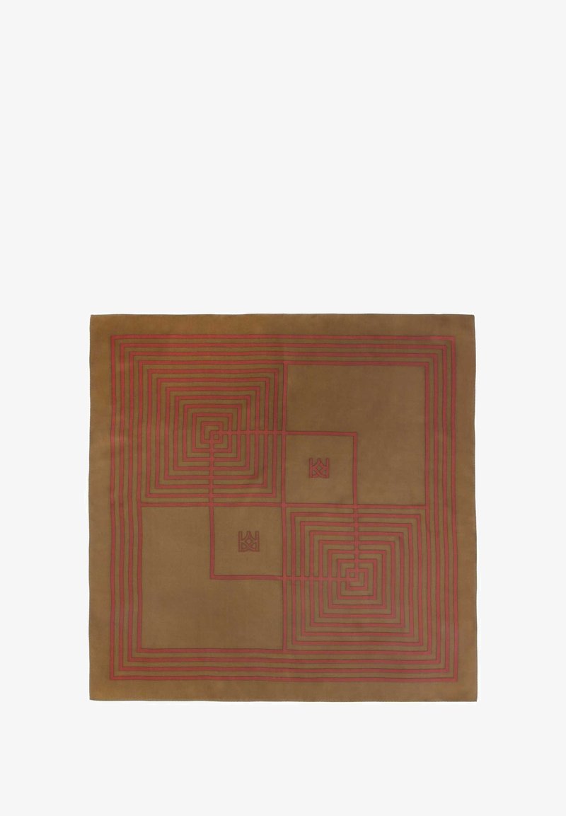 Textil marrón con un patrón diseñado de cuadrados rojos anidados y bordes rectangulares, con una textura suave y bordes uniformes.