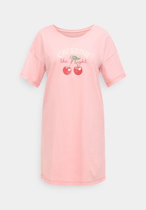 Růžová bavlněná noční košile s krátkými rukávy, zdobená nápisem "CHERRISH the Night" a grafikou třešní v červené a zelené barvě.